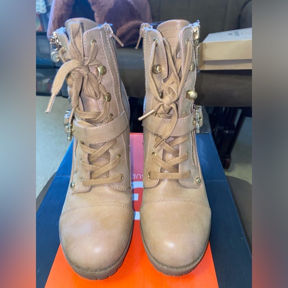 Woman’s GUESS boot - Picture 2 of 9